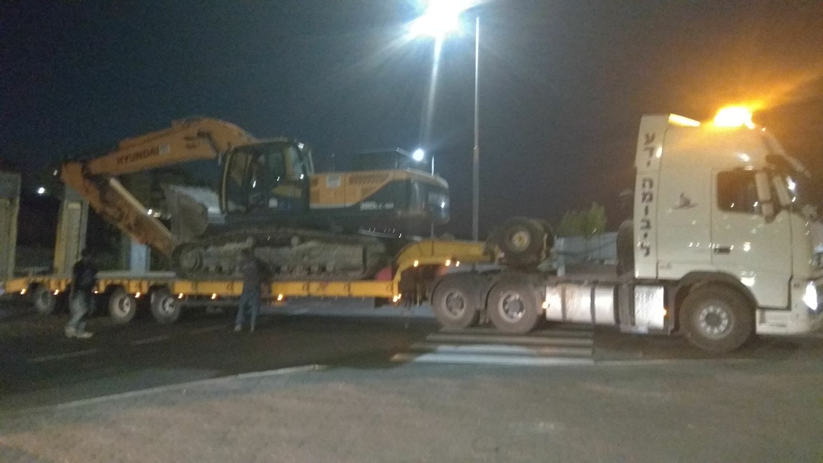 צילום: דוברות המשטרה משאית מנוף פגעה בגשר הולכי רגל באפרת – אין נפגעים