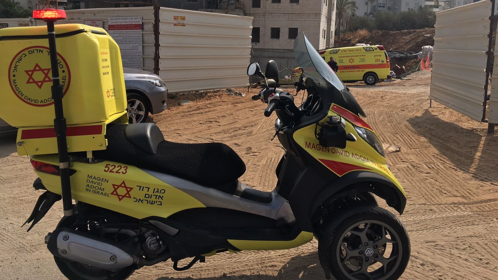 צילום: דוברות מד''א הולך רגל נפגע מטרקטור באתר בנייה ונהרג