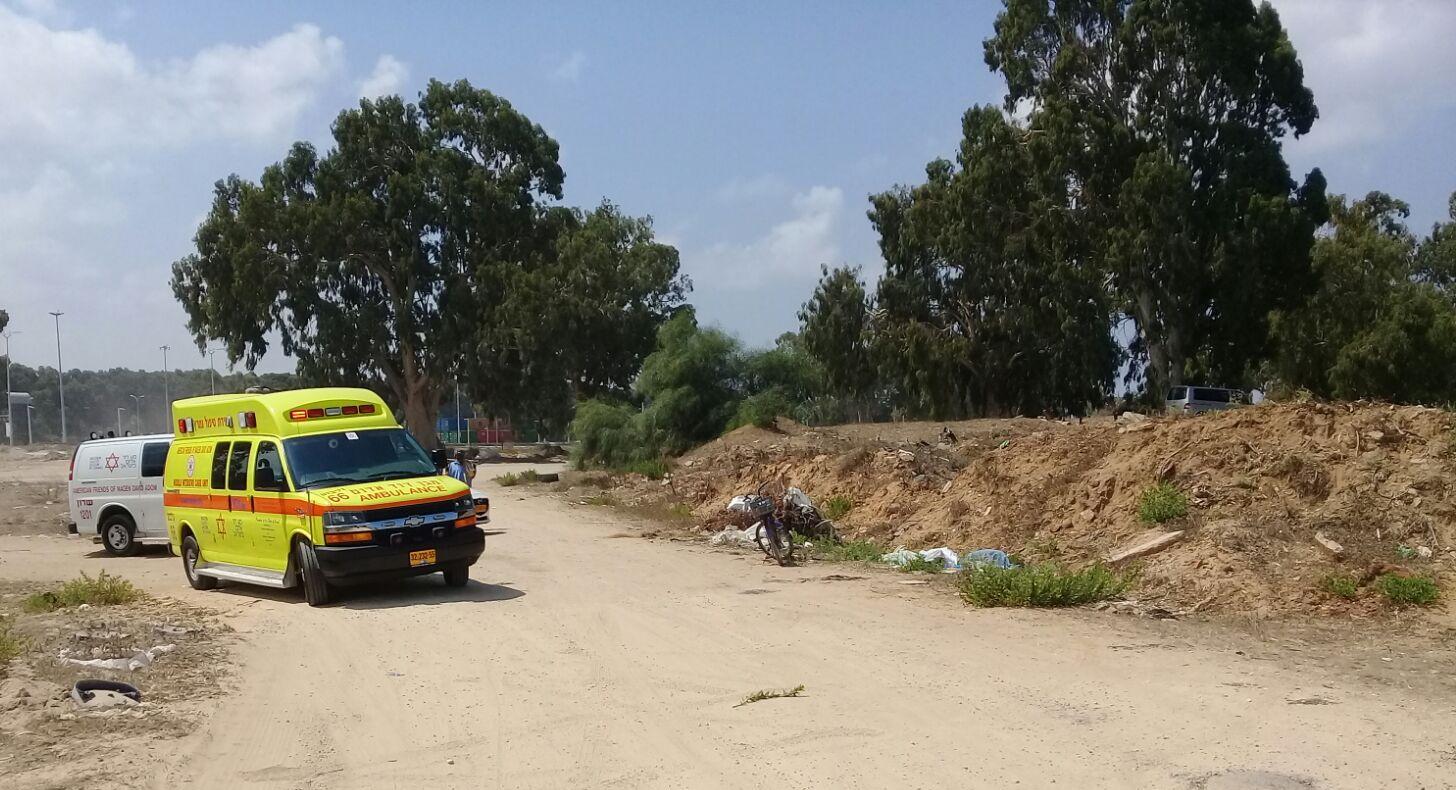 צילום: דוברות מד''א גופת גבר אותרה בשטח פתוח סמוך לגשר אריאל. המשטרה: אין חשד לפלילים