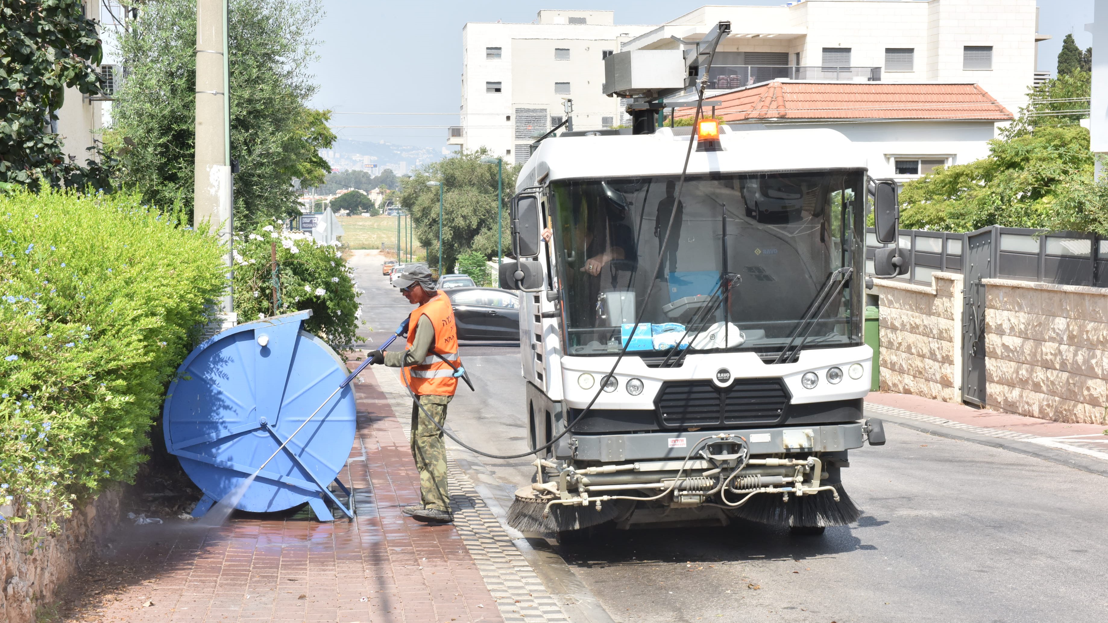 צילום: עיריית קריית אתא שומרים על העיר: העירייה מתגברת את עבודות הניקיון ופינוי האשפה ברחובות קריית אתא
