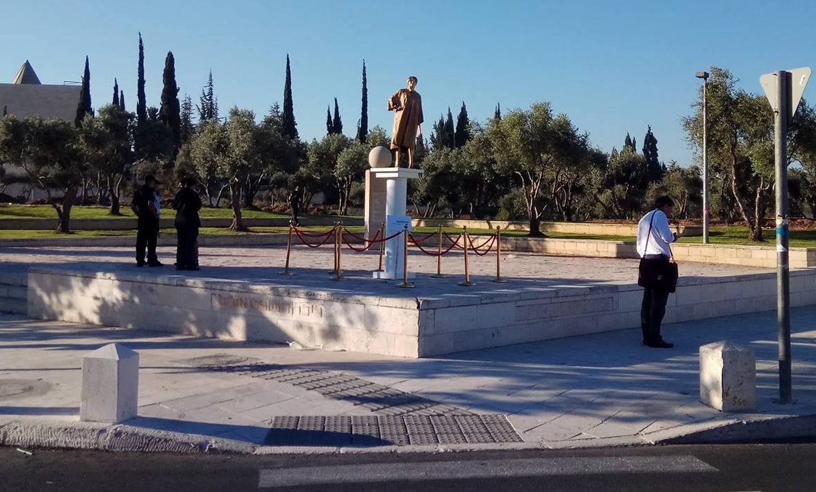 צילום: 0404 ארדן ביקר והמשטרה חזרה בה: ״לא עולה חשד לביצוע עבירה פלילית בעצם הנחת פסל מרים נאור״