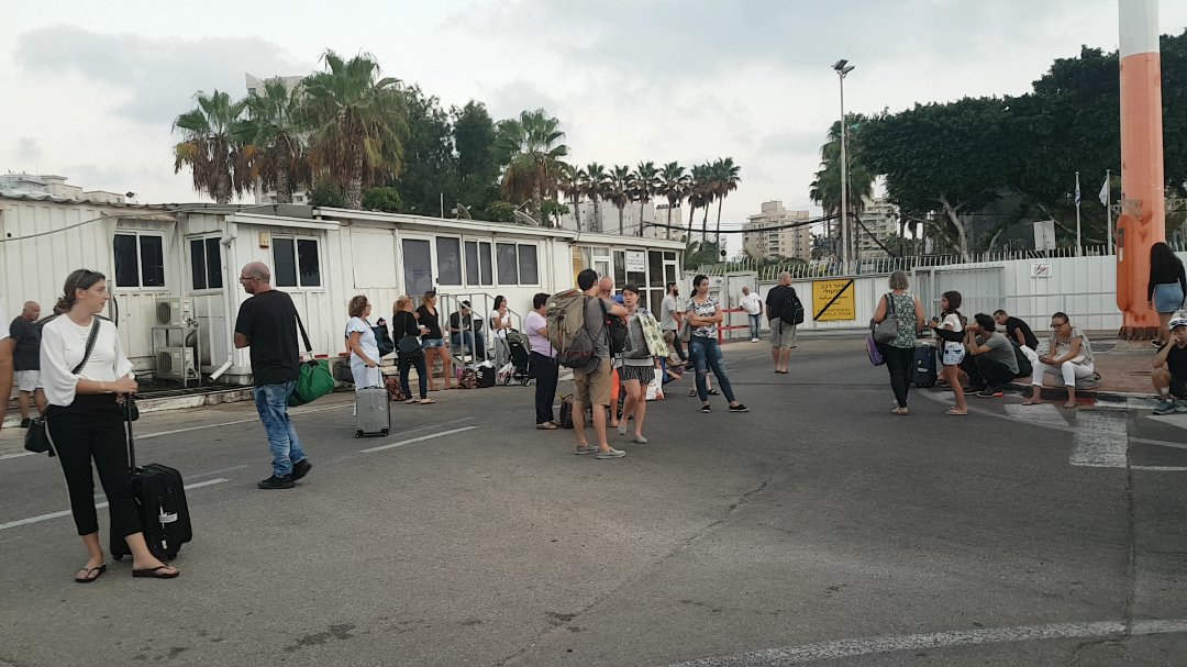 צילום: 0404 נוסעים פונו מהאולם בשדה דב לאחר שחפץ לא זוהה במכונת השיקוף