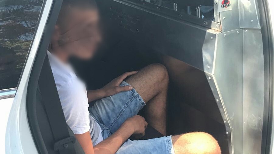 צילום: דוברות המשטרה בן 17 נתפס נוהג על משאית עם מנוף כשמעולם לא הוציא רישיון נהיגה