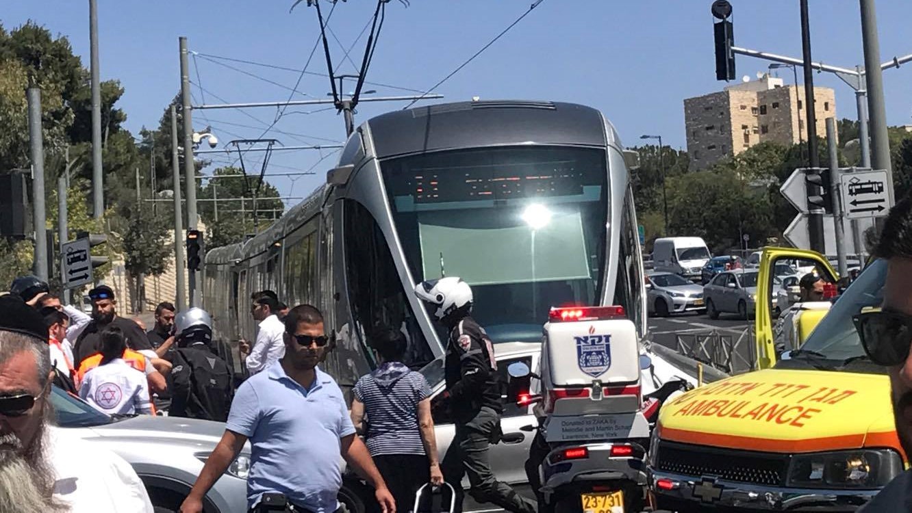 צילום: שי בן שמעון שיבושים בתנועת הרכבות בירושלים: רכב חצה את מסילות הרכבת ברמזור אדום וגרם לתאונה