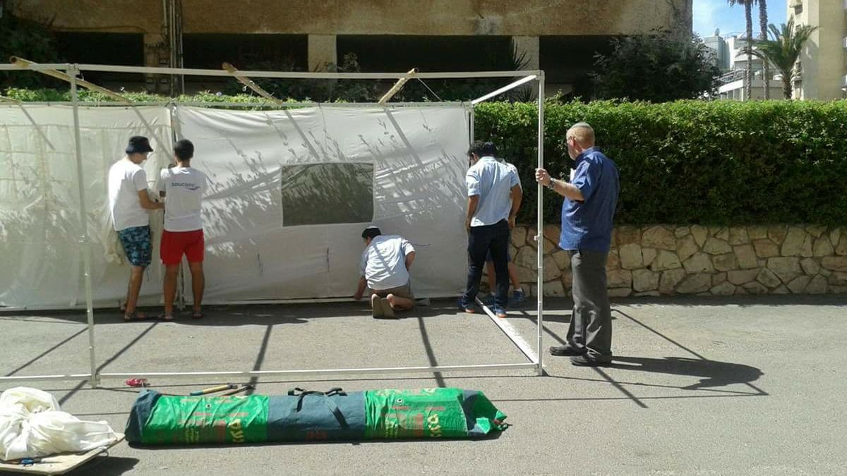 צילום: פייסבוק צוות הבונים "צוות הבונים": בני נוער ברחבי הארץ בונים סוכות עבור חסרי יכולת לזכר הנופלים