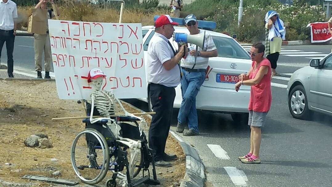 "עד שנהפוך כולנו לשלדים" – מפגין מחאת הנכים באחת הצמתים