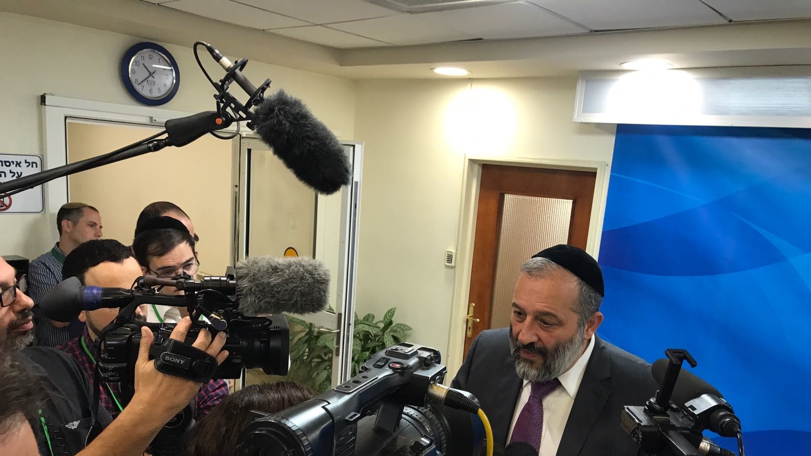 צילום: שלמה מור, חדשות 0404 דרעי: "ממחר מעסיק שיעסיק מסתנן שהוצע לו לצאת למדינה שלישית וסרב – יקבל קנס"