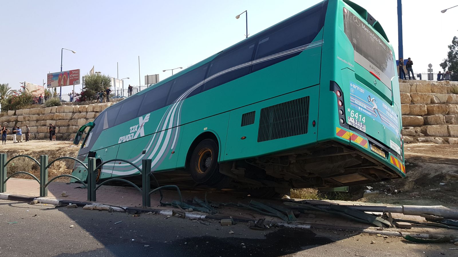 צילום: רונן גריזק דוברות מד 16 פצועים בתאונה בין אוטובוס לרכב פרטי בדימונה