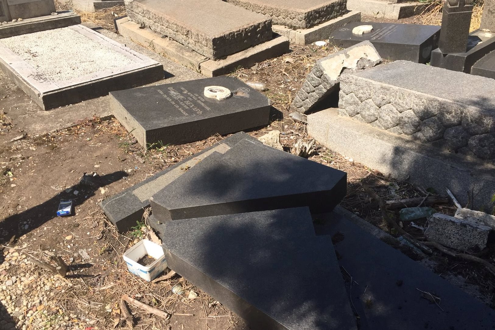 צילום: מיקו לוי, פייסבוק מצבות הרוסות והזנחה בבית הקברות היהודי בסופיה. קרוב משפחה: "לא מדובר בגנבים, רק בפשעים אנטישמים"