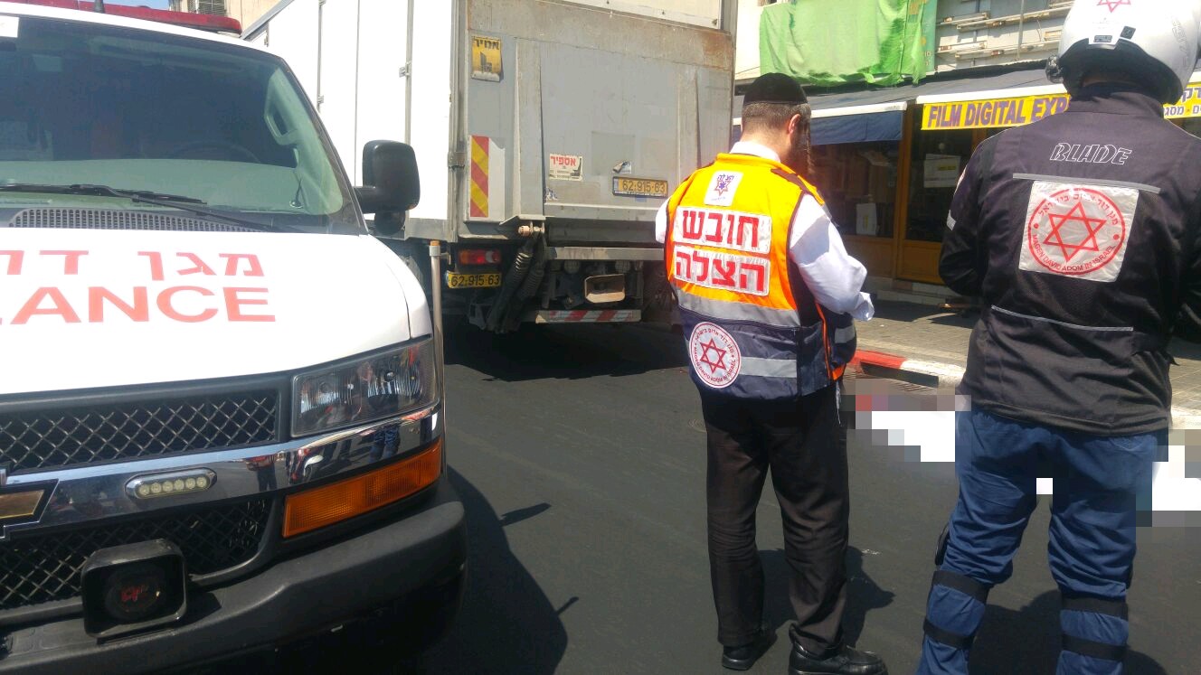 צילום: עוזי פרלמוטר תיעוד מבצעי מד הולכת רגל נהרגה מפגיעת משאית בתל אביב