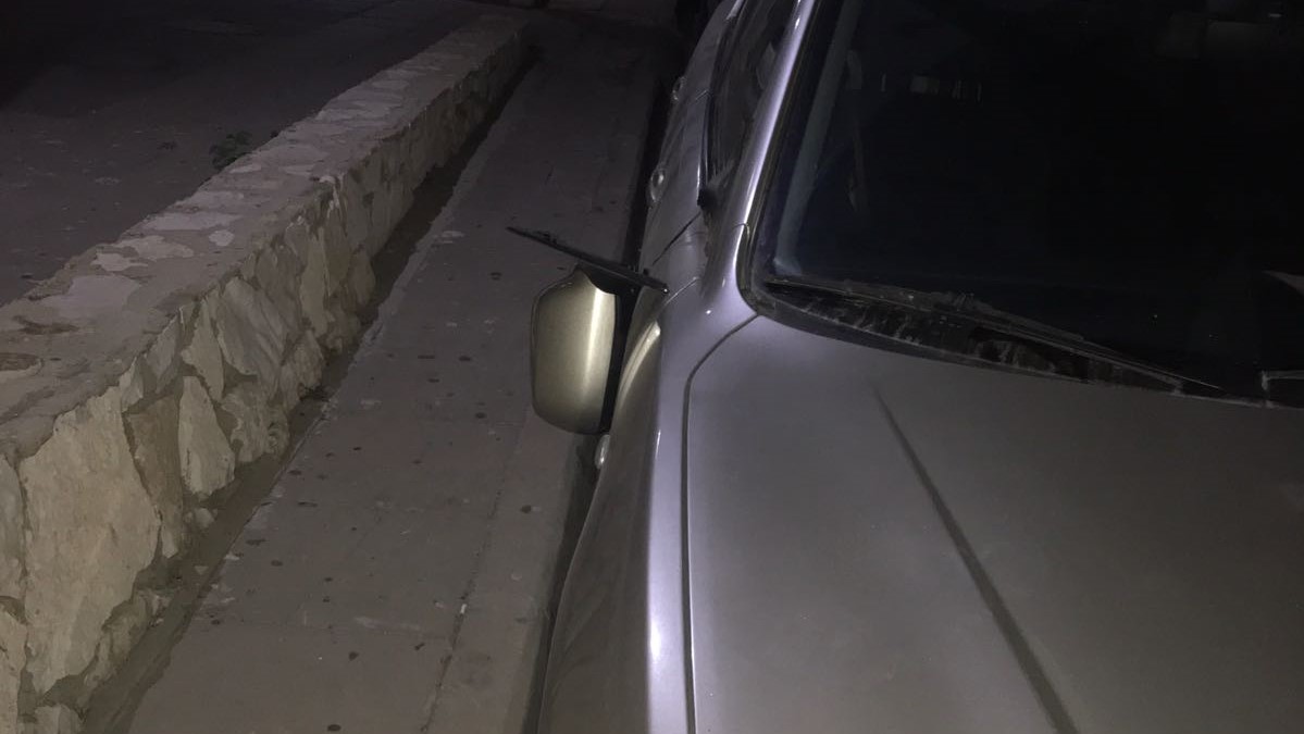 צילום: דוברות המשטרה תושב יבנה שבר מראות צד למספר כלי רכב בעיר ונעצר