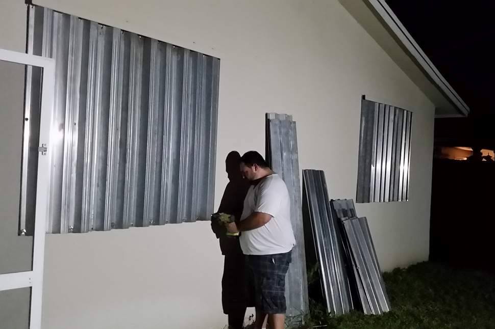 צילום: מני בן שושן ישראלים מבצרים את ביתם בפלורידה: ההוריקן החזק בהיסטוריה יגיע בסוף השבוע