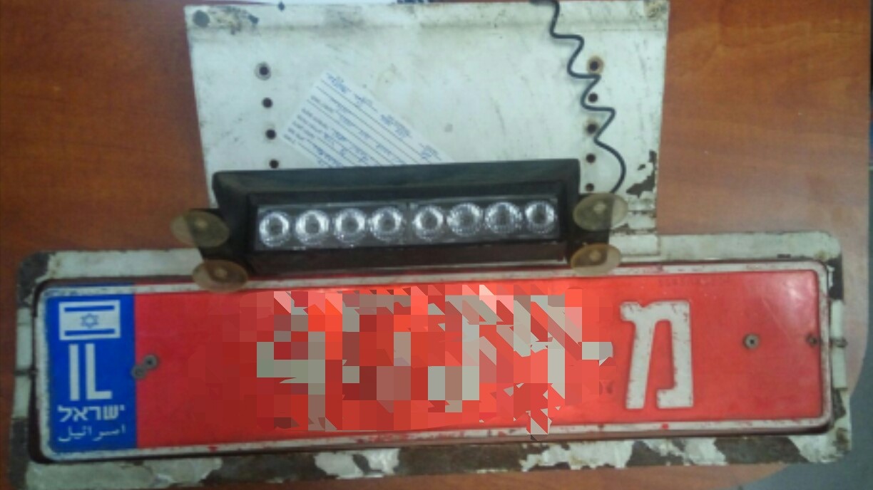 צילום: דוברות המשטרה לוחיות משטרתיות מתחלפות וצ'קלקה נתפסו ברכבו של תושב הפזורה ברעננה