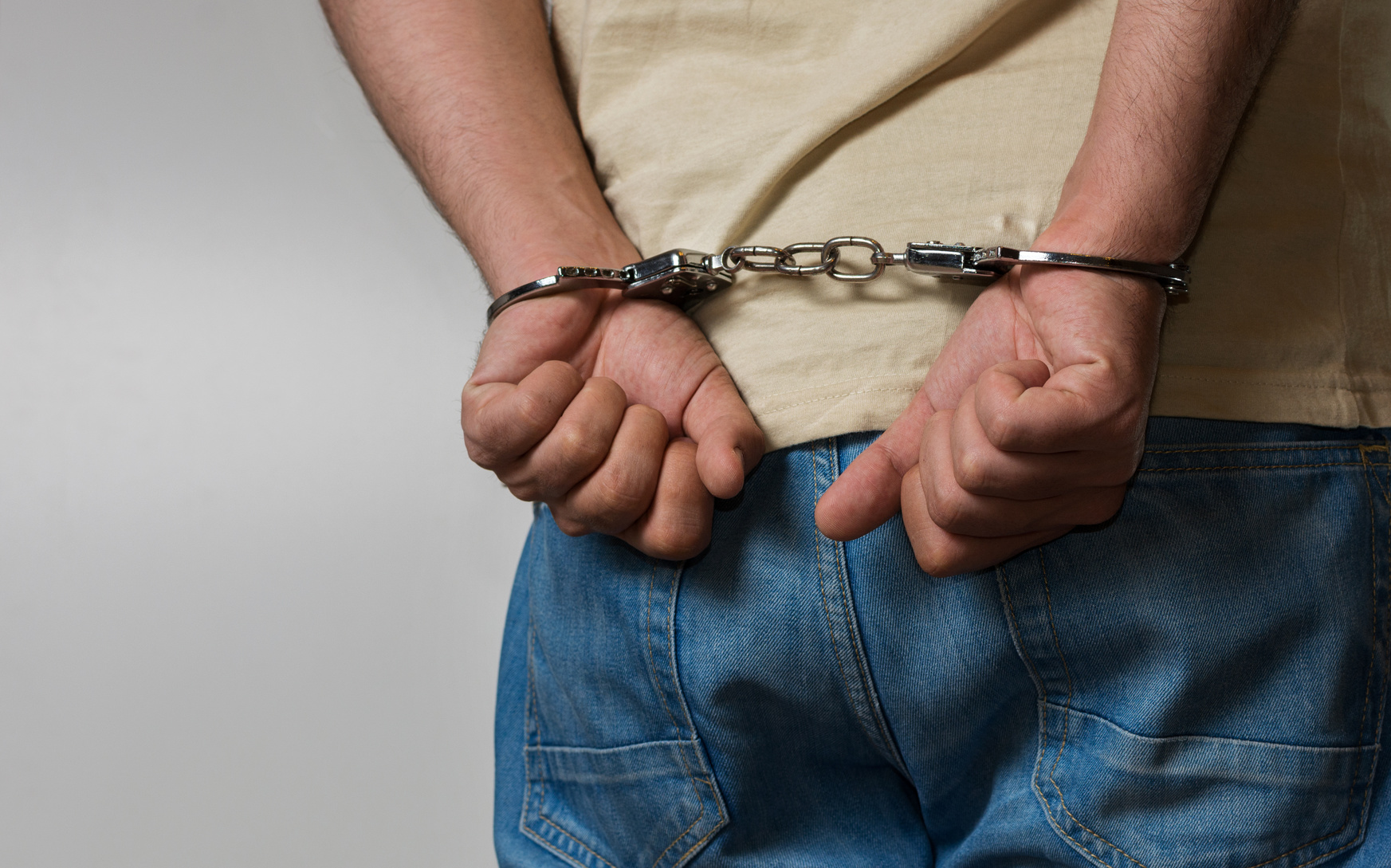 צילום: Adult male arrested and handcuffed הדברים שחשוב להקפיד עליהם ששוטר עוצר אתכם באשמת עבירה פלילית