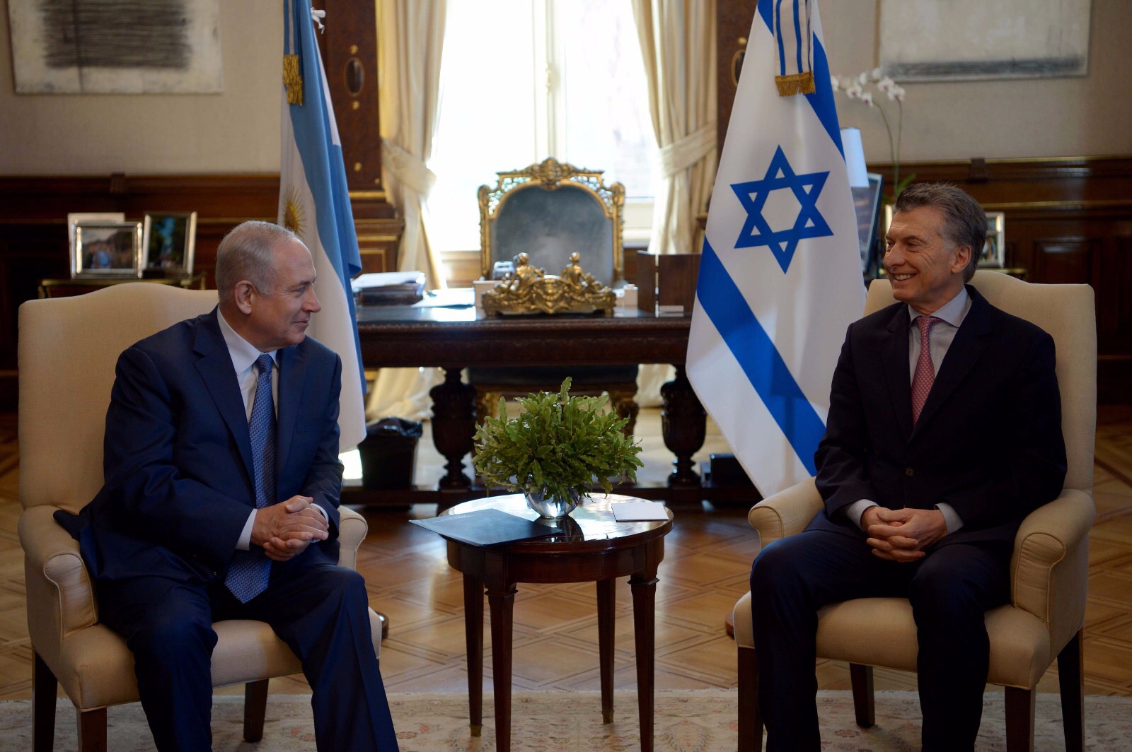 צילום: אבי אוחיון, לע״מ נתניהו נפגש עם נשיא ארגנטינה – הניח עם רעייתו שרה זר בארמון סן מרטין