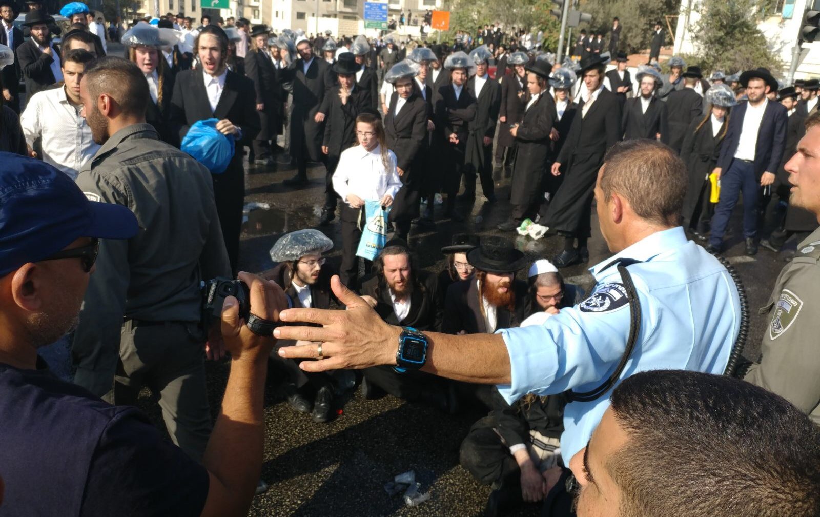 צילום: דוברות המשטרה כתב אישום נגד שוטרת בגין תקיפת חרדים בהפגנה בכיכר השבת, קצין יועמד לדין משמעתי