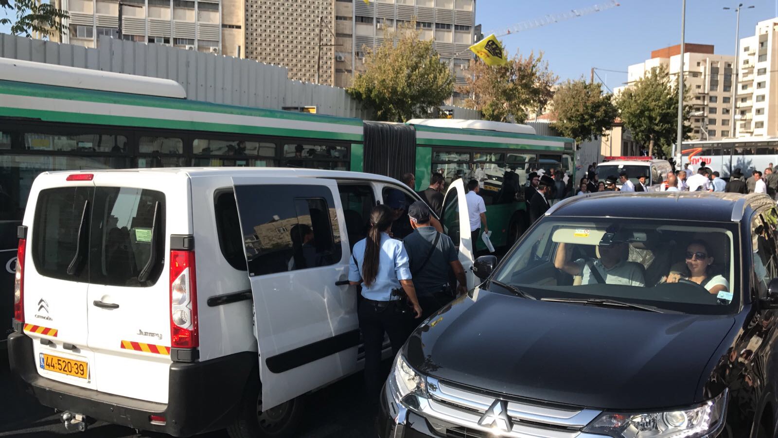 צילום: שלמה מור שוטרת נפצעה מאבן שזרק קיצוני מהפלג ופגעה בראשה בירושלים. שוטרים נוספים הותקפו בבקבוקים ואבנים
