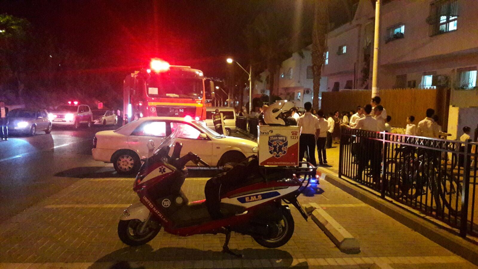 צילום: איחוד הצלה אב ובנו נפגעו משאיפת עשן בשריפה בדירה ברכסים