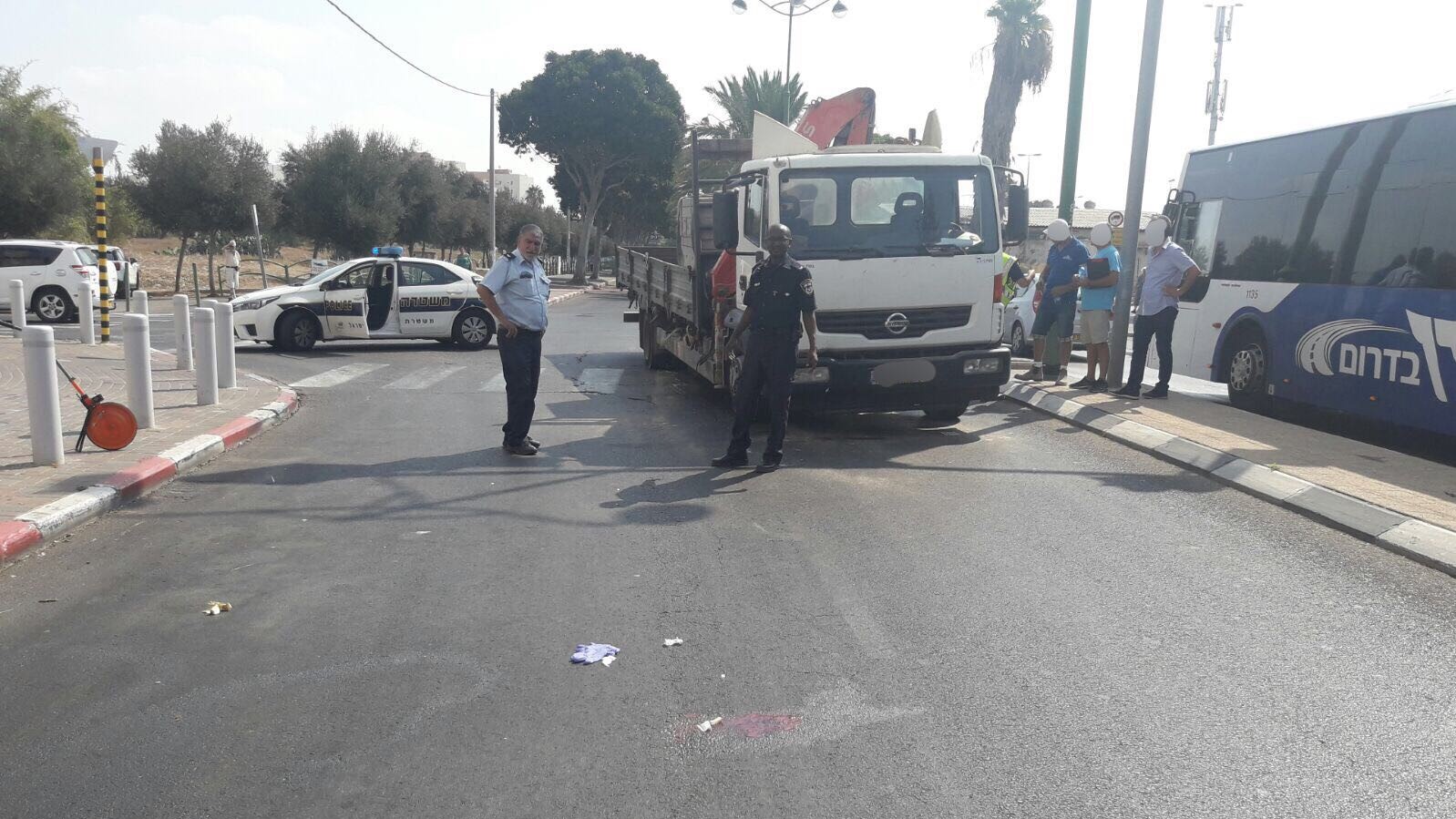 צילום: דוברות המשטרה קשישה נפגעה ממשאית בעת שחצתה מעבר חצייה באשקלון – מצבה קשה
