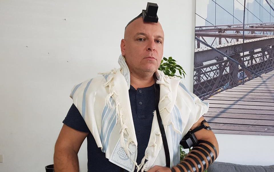 גולן: ״אנחנו לא מתביישים בתפילין שלנו – עיריית הרצליה צריכה להתבייש״