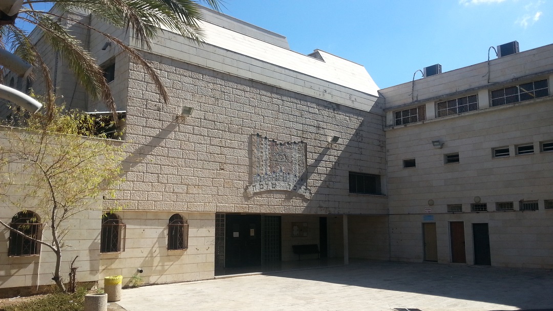 צילום: איל לרמן הרב אליהו: ״מעל 20 איש – יש לפצל את המניין. לא לנשק מזוזות וספרי תורה״