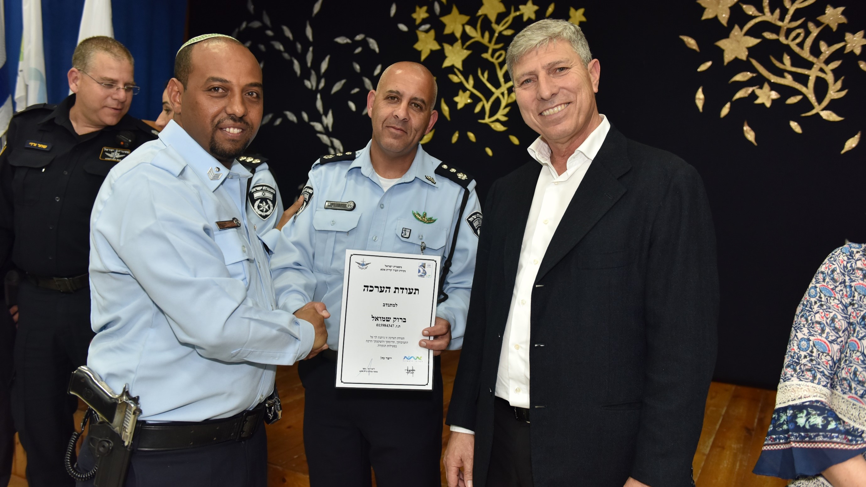 צילום: עיריית קריית אתא לכבוד השנה החדשה: הרמת כוסית למתנדבים ולשיטור העירוני בקריית אתא במעמד ראש העיר