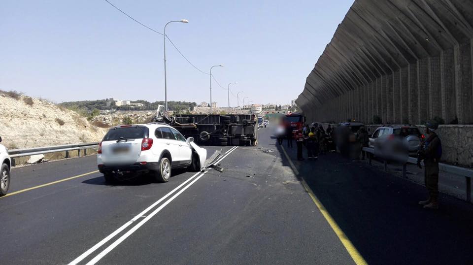 משאית התהפכה – כביש המנהרות נחסם זמנית לתנועה