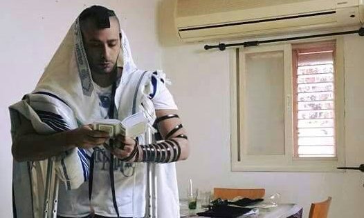 צילום: מתן לנקרי גולשים רבים פרסמו תמונות עם תפילין במחאה על הקנס לשליח חב״ד בהרצליה