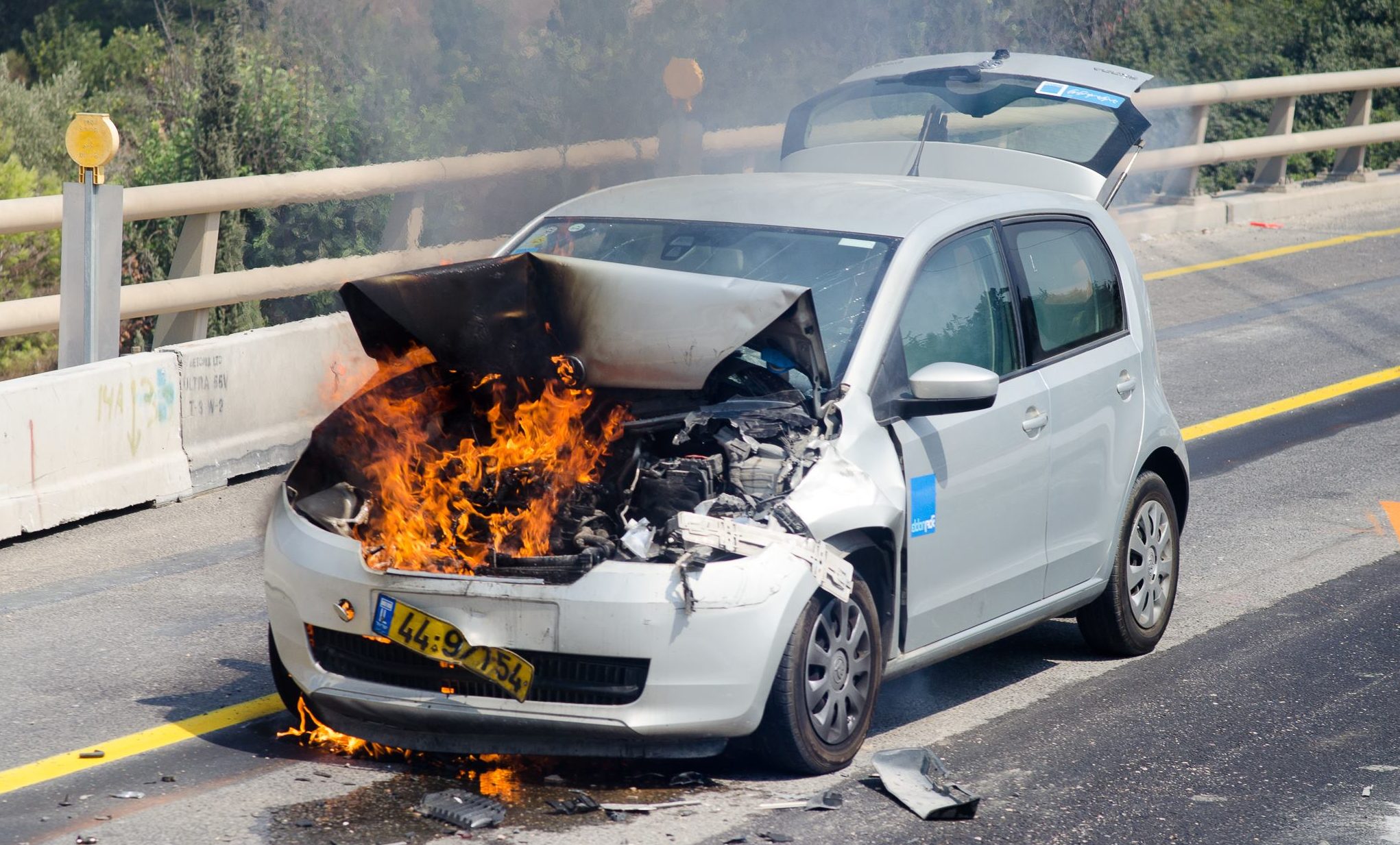 צילום: אביטל אונגר רכב עלה באש סמוך למחלף בן שמן