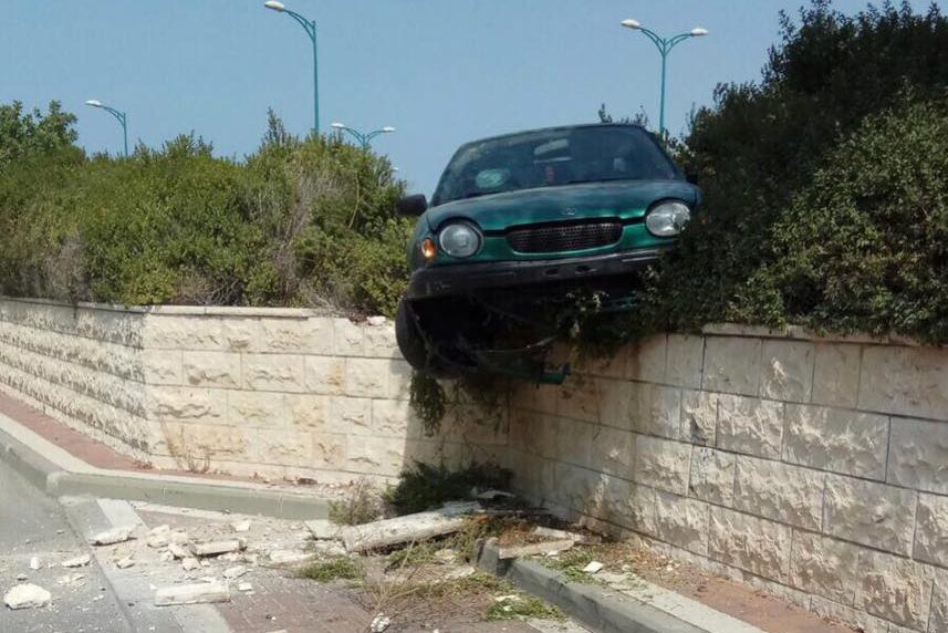 סטה מהכביש בקריית ים ולמזלו נעצר על הגדר