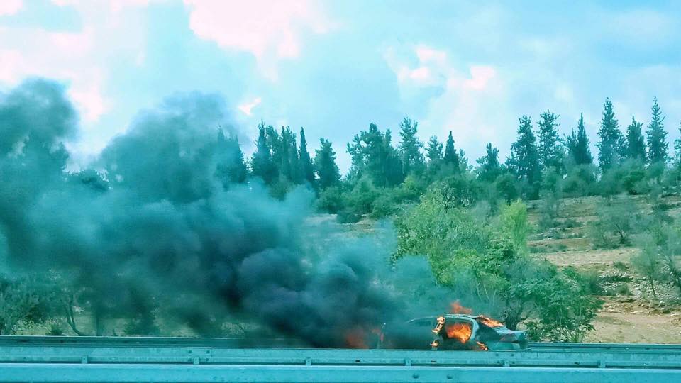 צילום: שלומי צור רכב עלה באש בכביש 1 סמוך למחלף חמד – עומס כבד במקום