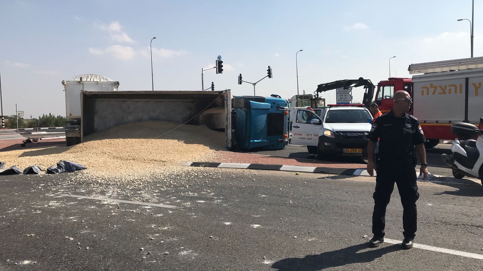 צילום: דוברות המשטרה שיבושי תנועה בכביש 4 לצפון בעקבות התהפכות משאית