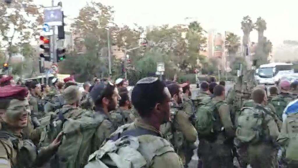 צפו בהתרגשות הגדולה: הצנחנים מסיימים מסע כומתה הבוקר ...
