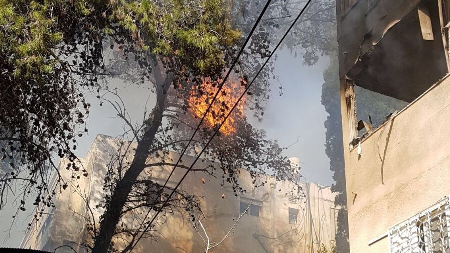 צילום: דוברות כבאות 4 נפגעים בשריפה שפרצה בבניין מגורים בחיפה
