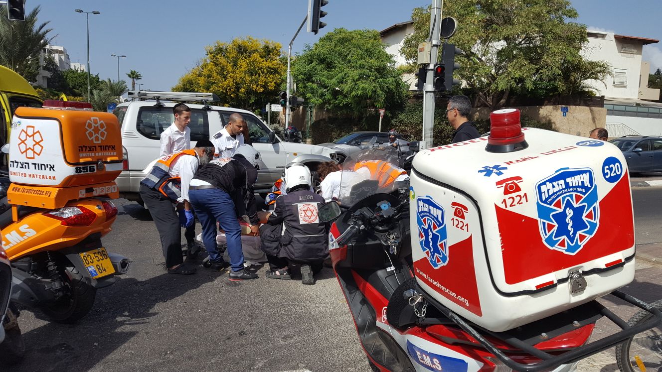 צילום: איחוד הצלה רוכב קטנוע נפגע מג'יפ בתל אביב – מצבו בינוני