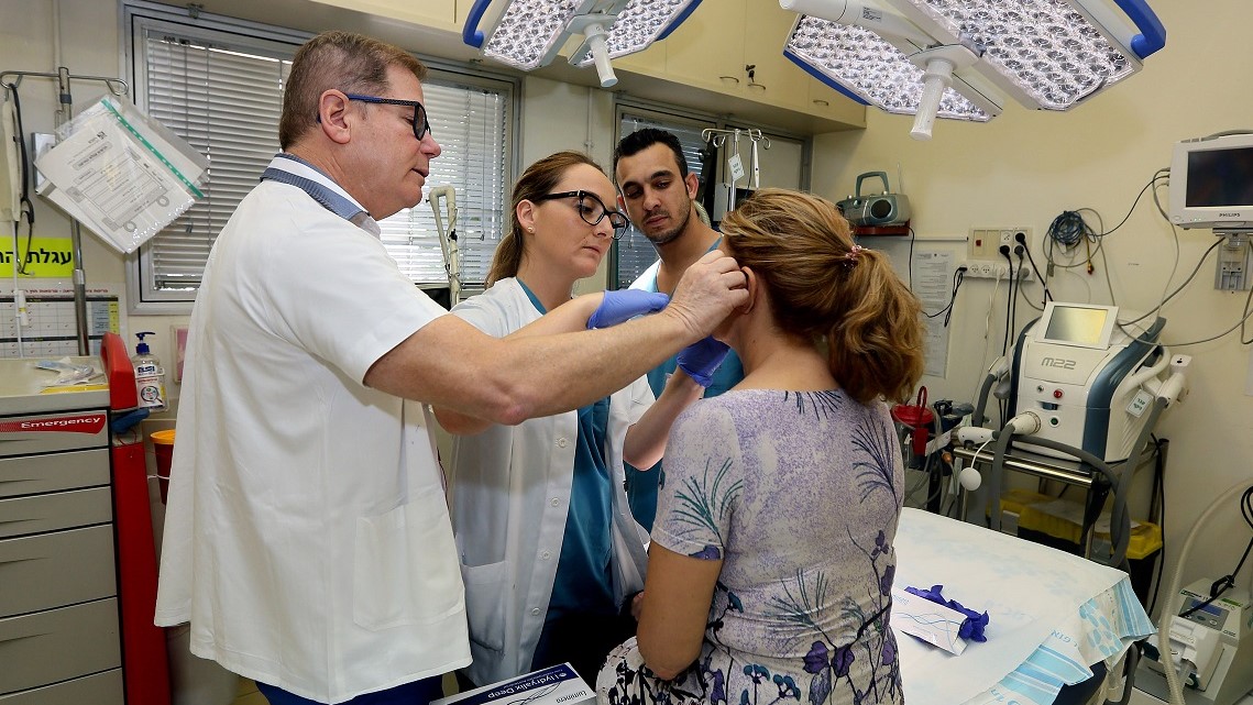 צילום: פיוטר פליטר רופאי רמב"ם קיימו מרתון טיפולים אסתטיים במבריאות מסרטן השד