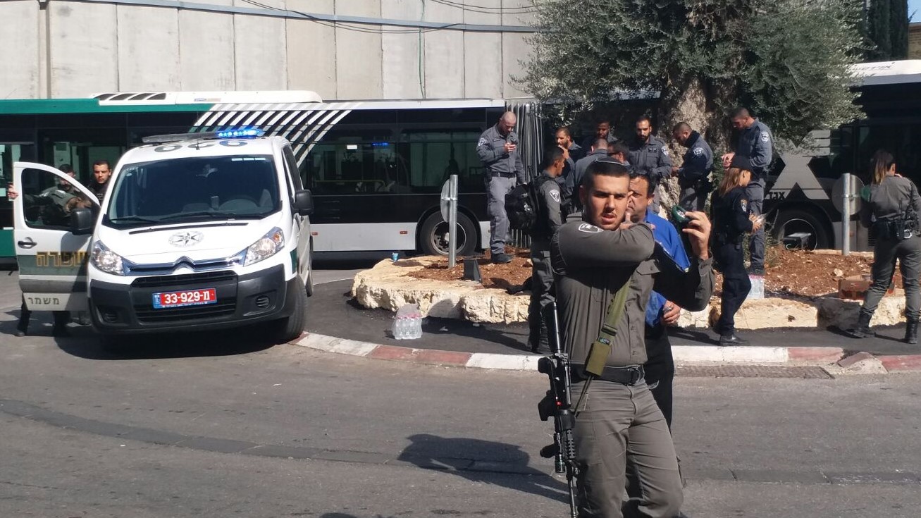 צילום: מוסדות רחל אמנו טרור קשה: נזק לאוטובוס בפיגוע אבנים בירושלים, אבנים בקבר רחל ולעבר כוחותינו בשועפט