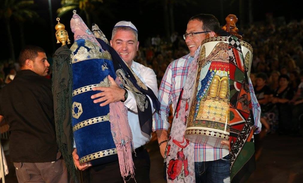 צילום: שירי לוי יותר ממיליון ישראלים סיימו את קריאת התורה, אבל מרוץ מעניין יותר את התקשורת בישראל