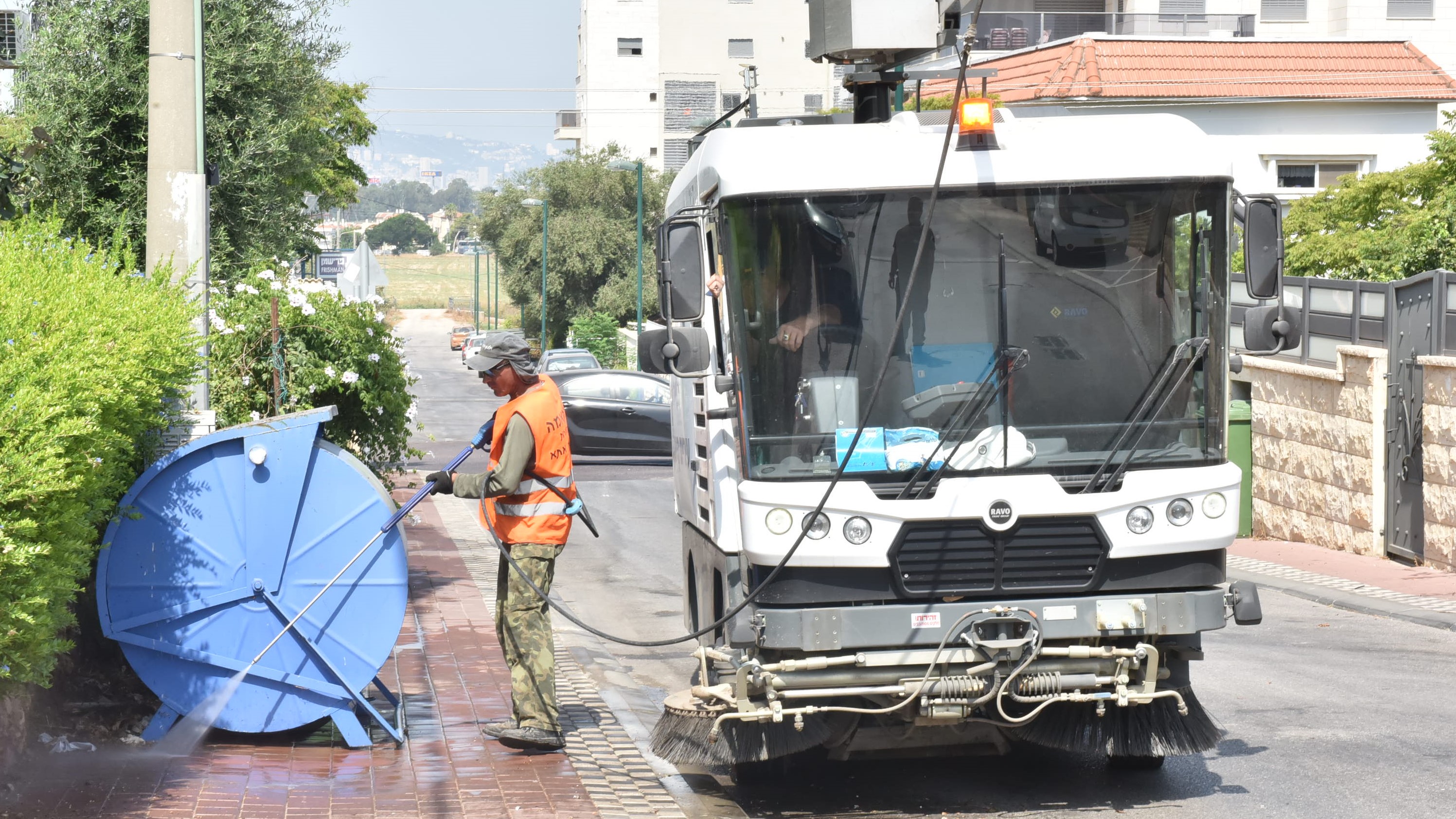 צילום: דוברות קריית אתא מבצע ניקיון באזור התעשייה בקריית אתא