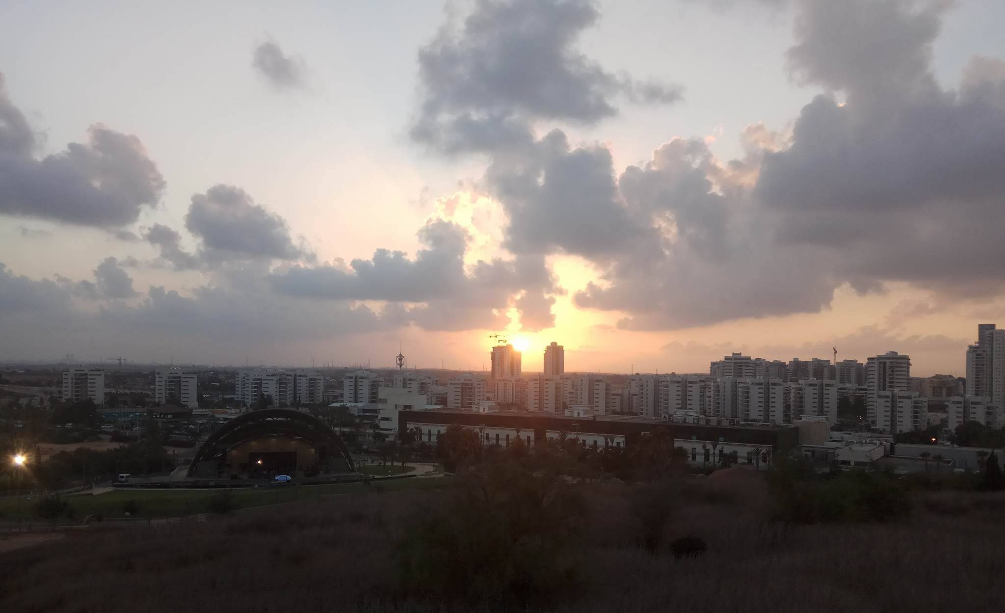 צילום: שקד קדוש ארצנו היפה: השקיעה במערבה של העיר יבנה