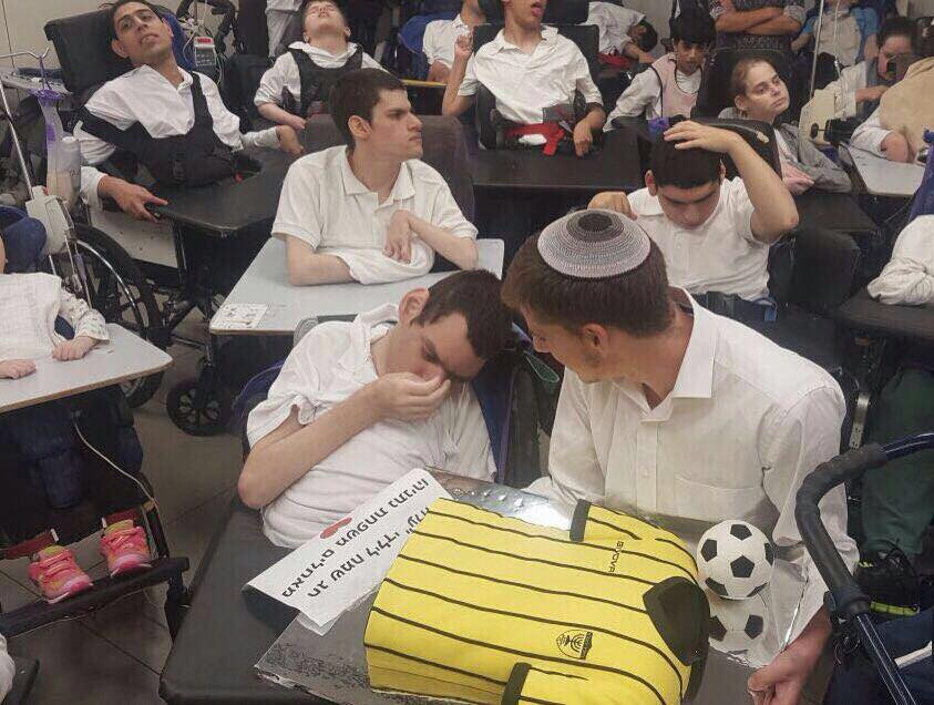 צילום: עמותת עלה משפחת נתניהו הפתיעה ילדים מוגבלים שכלית עם עוגה צבעונית