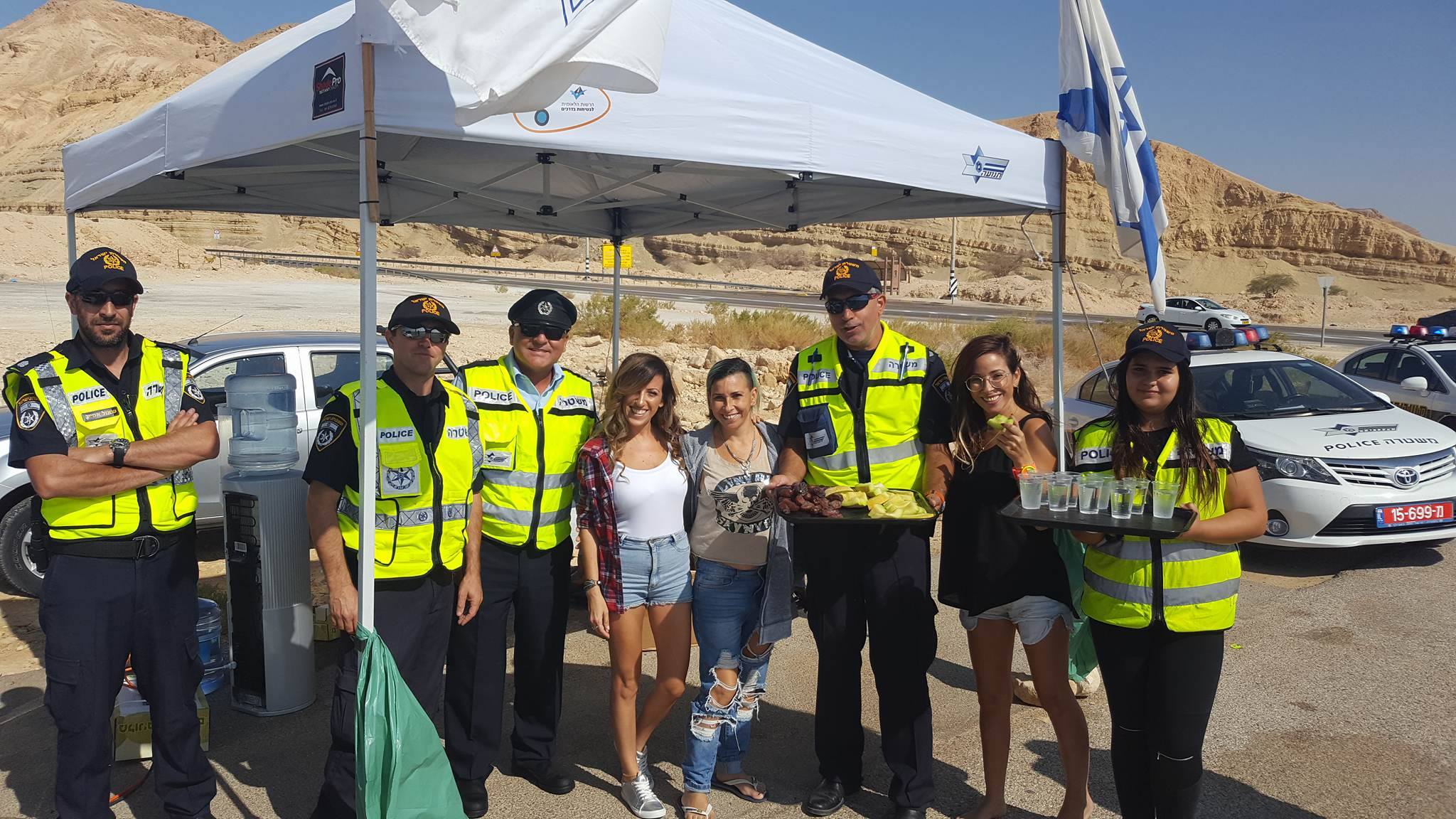 צילום: רינת דיי הנהגים התרגשו: השוטרים שעצרו אותם בדרך לאילת חילקו להם פירות ומים