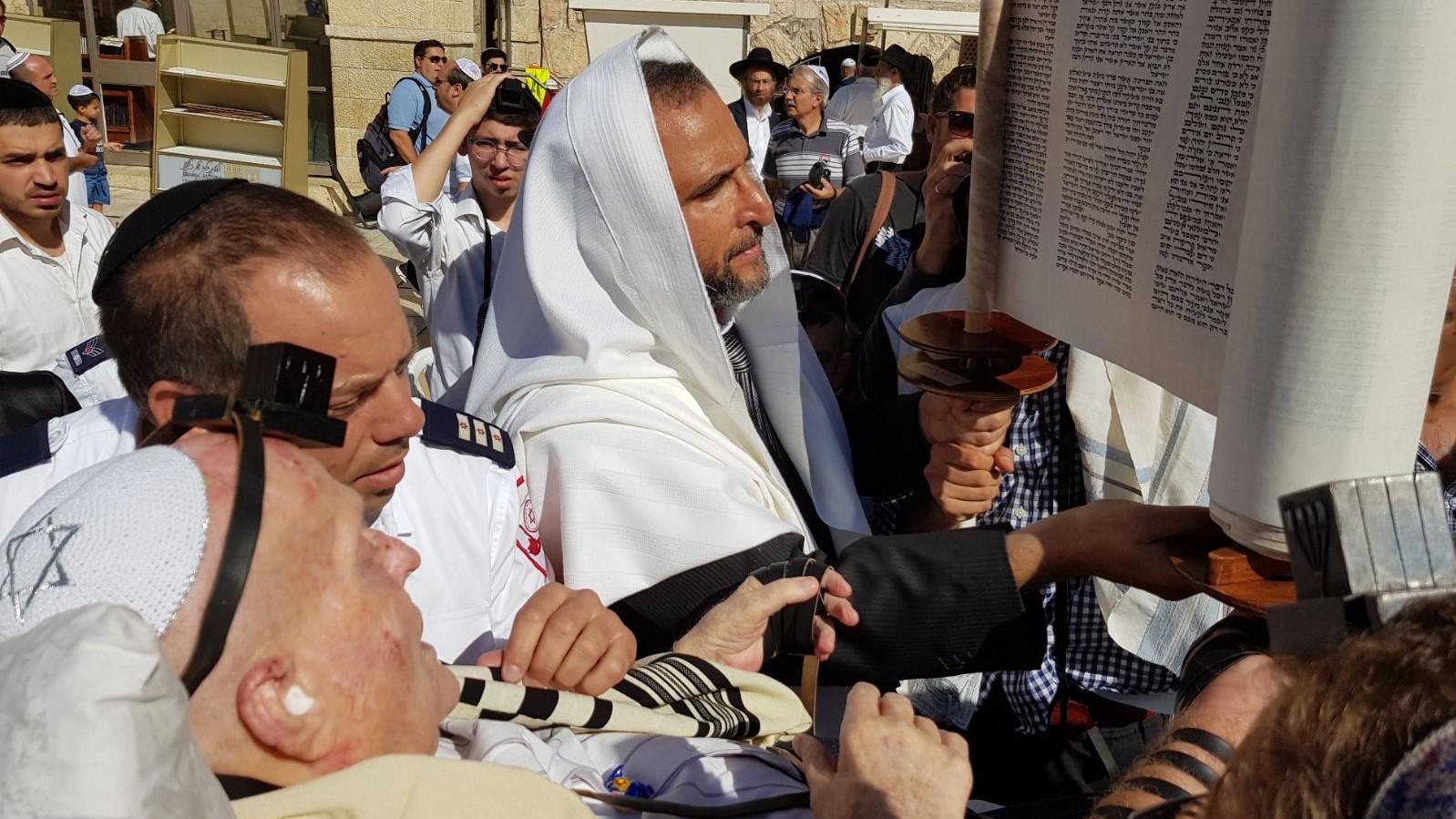 צילום: דוברות מד''א אמבולנס המשאלות של מד"א הגשים חלום של ניצול שואה: לחגוג בר מצווה ולעלות לתורה בכותל