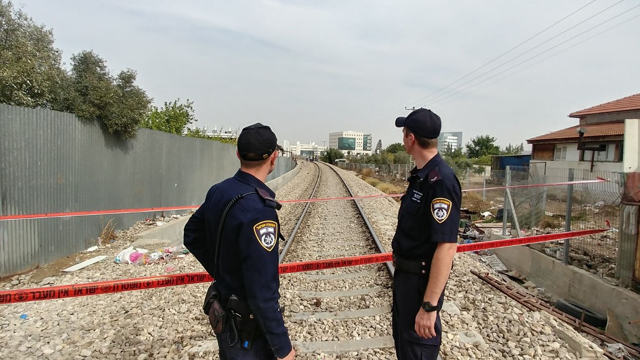 צילום: דוברות המשטרה גופה נמצאה סמוך למסילת הרכב בלוד – תנועת הרכבות חודשה