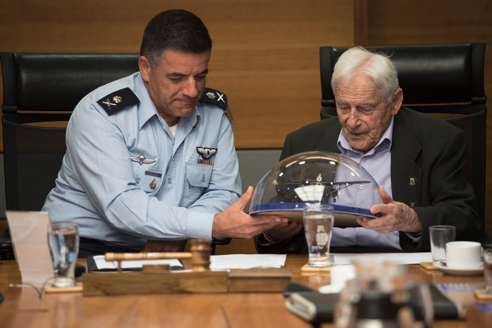 צילום: דובר צה מפקד חיל האוויר אירח את אחד ממקימי החייל לרגל ציון 70 שנים לכוח האווירי העברי הראשון