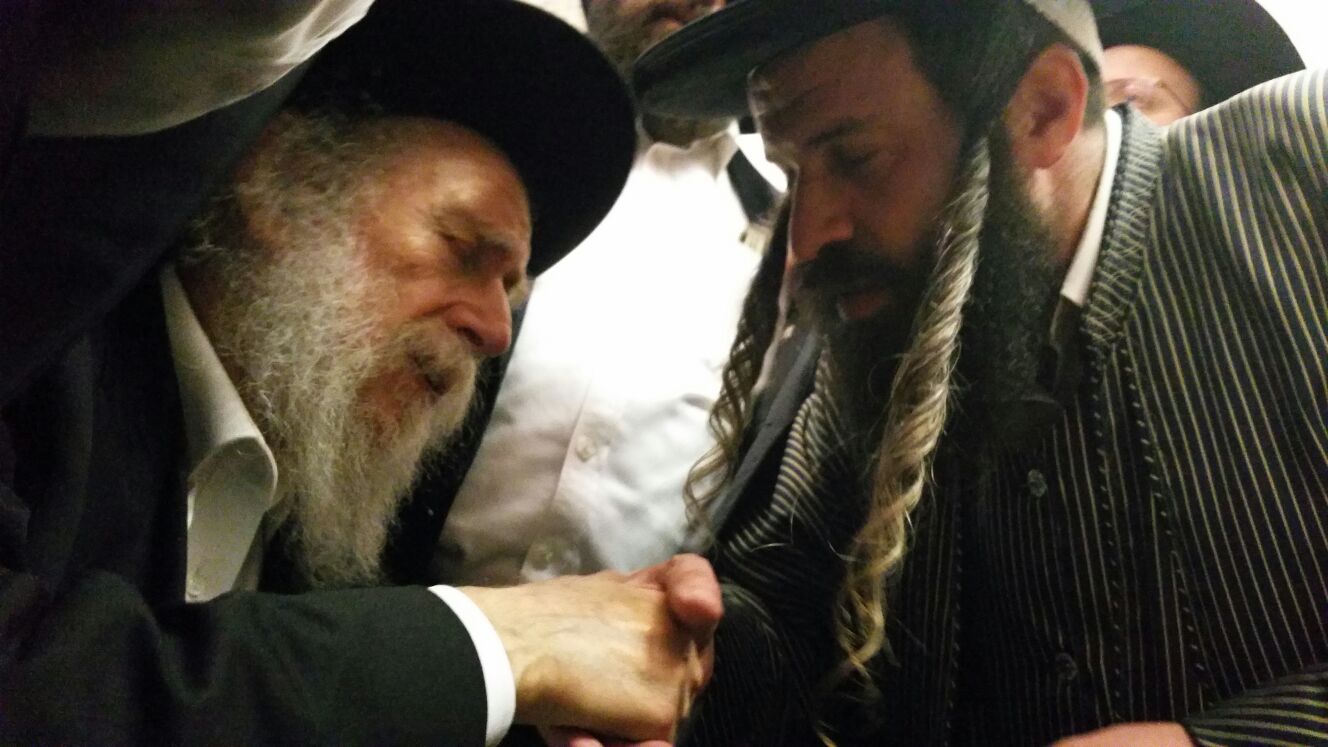 צילום: מוסדות רחל אמנו רבי שמעון גלאי מעתיר בדמעות בקבר רחל אמנו