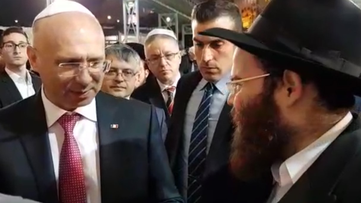 ראש ממשלת מולדובה ונכד הרב הראשי בביקור נרגש בכותל המערבי