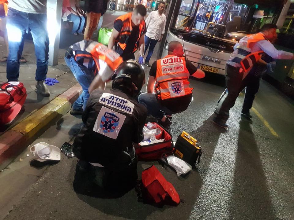 צילום: איחוד הצלה מבוגר נפצע קשה מפגיעת אוטובוס בבת ים