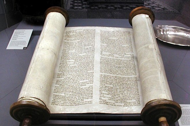צילום: ווילי חורש, ויקיפדיה מפגעים חיללו והרסו בית כנסת באיראן – לפחות שני ספרי תורה הושחתו