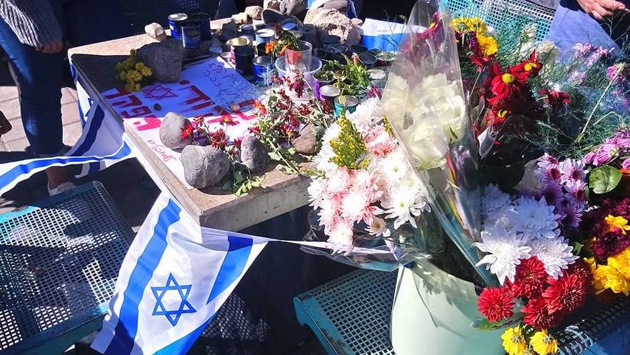 צילום: יצחק קווס מאות ליוו למנוחות את החייל רון קוקיא שנרצח בערד. במקום הפיגוע התאספו תושבים וקראו תהילים